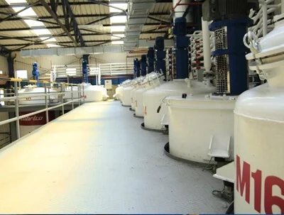 Endüstriyel tesiste sıralı proses tankları ve karıştırma ekipmanları