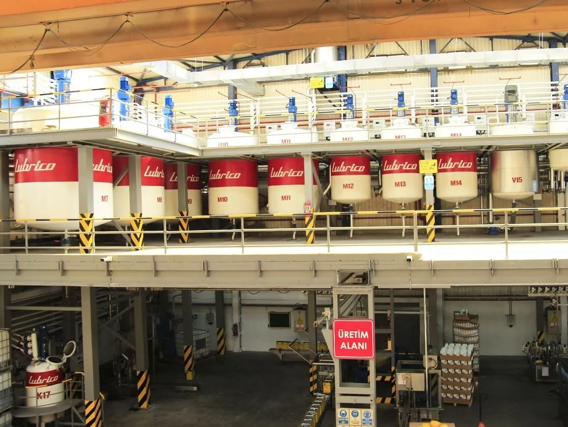 Petrokimya üretim alanındaki tanklar ve karıştırma sistemleri