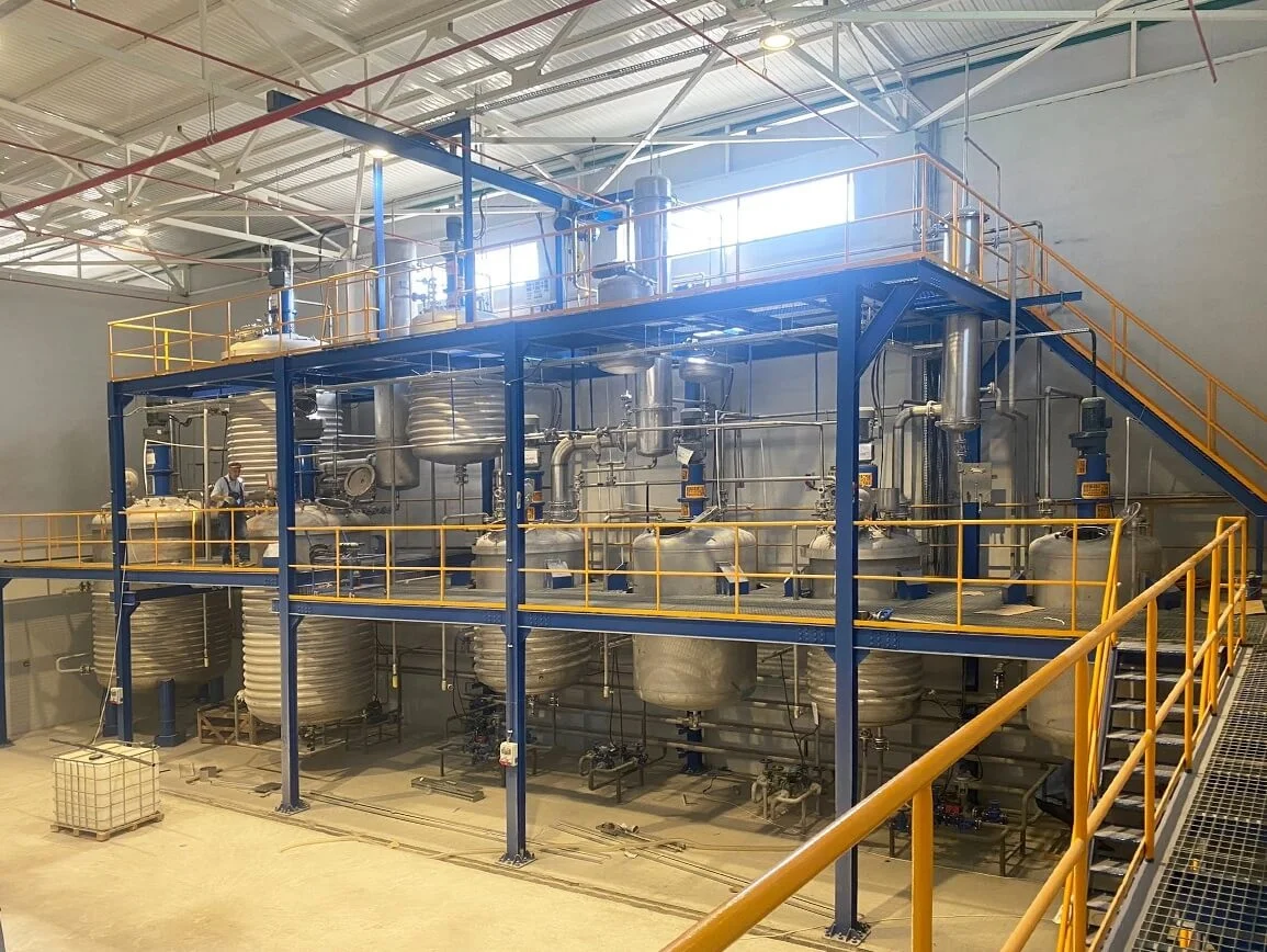 Tekstil kimyasalları üretimi için reaktör ve borulama hattı