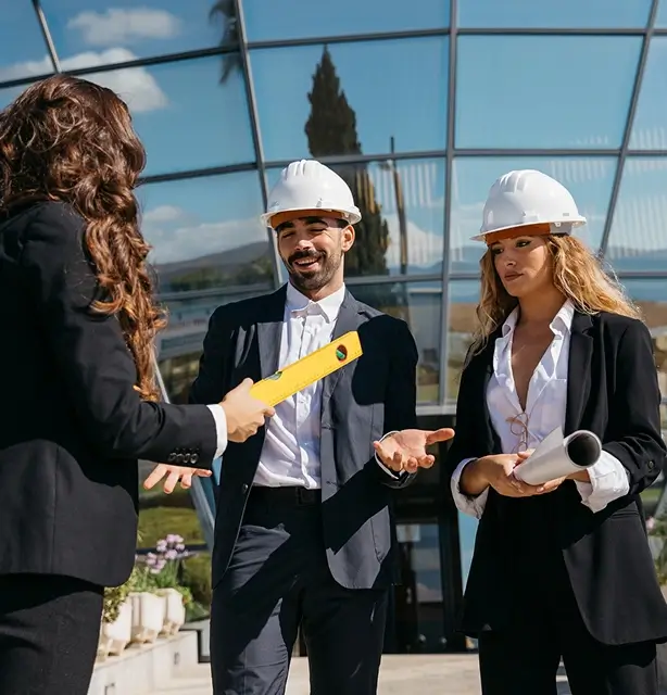 Üretim sahasında teknik ekip incelemesi